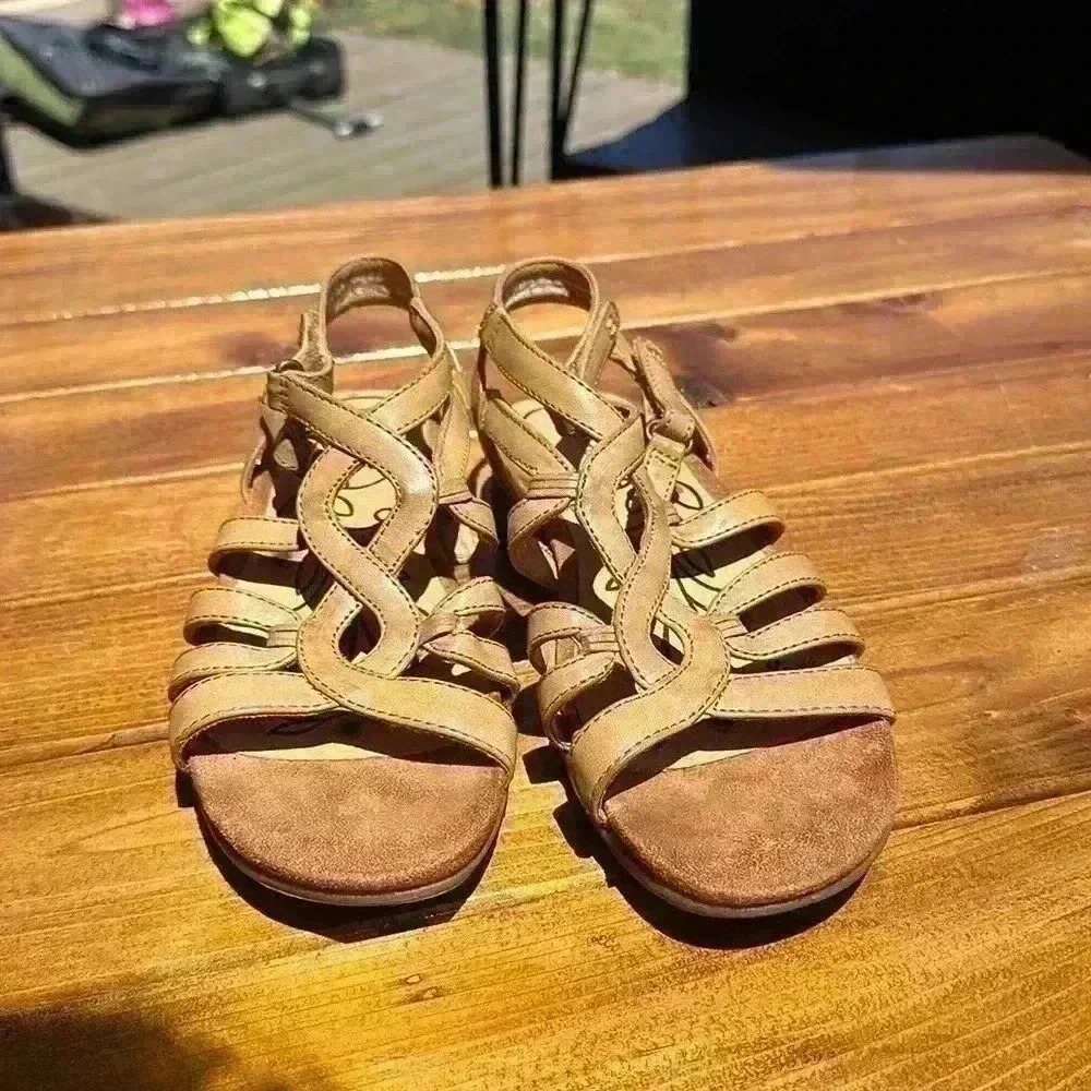 Baretraps Womens Tan open toe sandals, Size 6